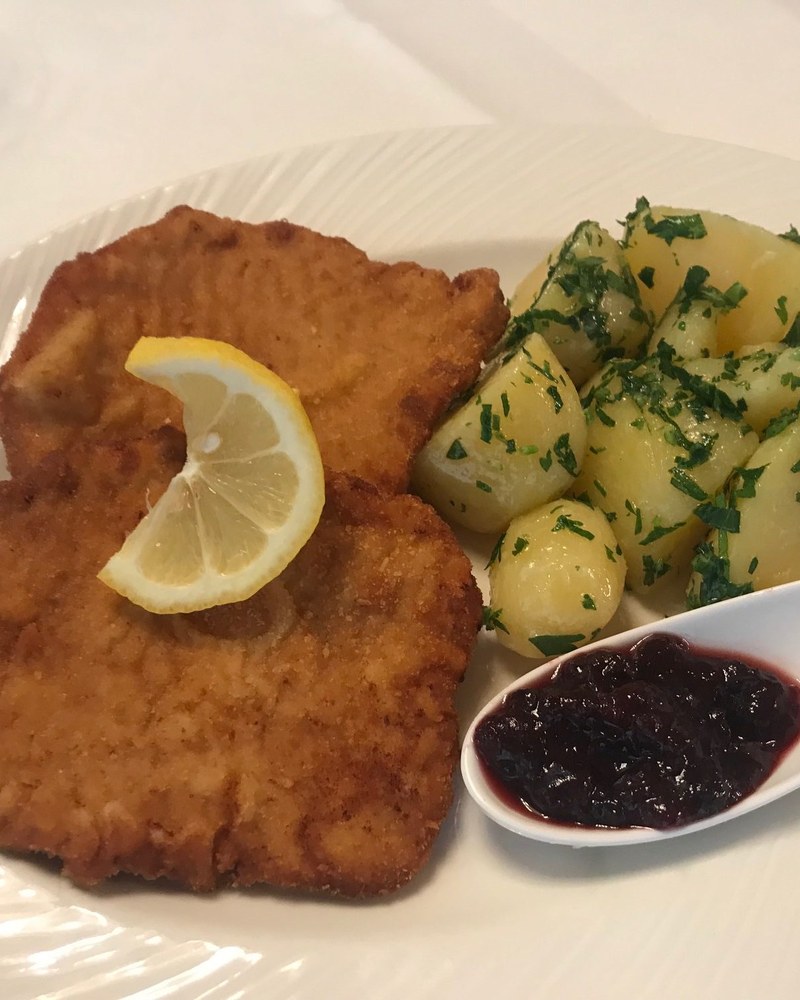 Wiener Schnitzel mit Petersilerdäpfeln und Preiselbeeren