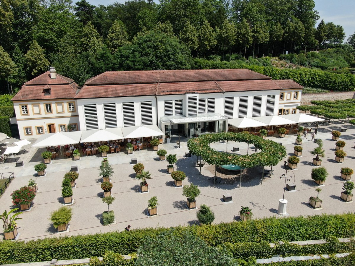 Das Stiftsrestaurant mit dem barocken Orangeriegarten von oben
