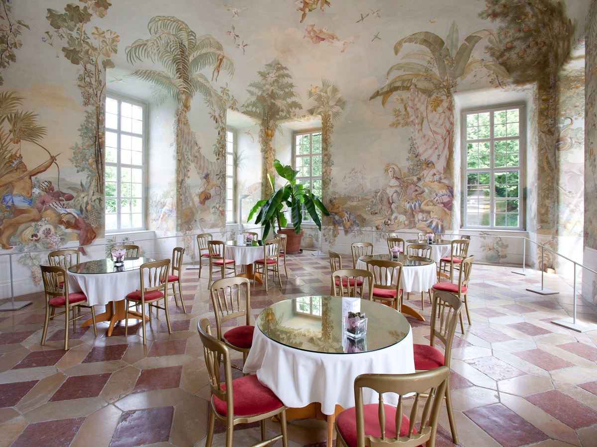 Der Gartenpavillon innen mit den Fresken von Johann Bergl